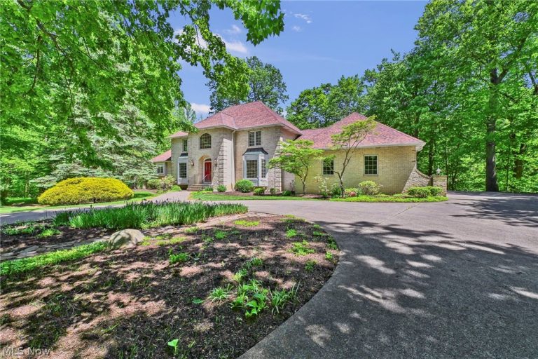 9155 Woods Way Drive, Kirtland, OH - Photo 2