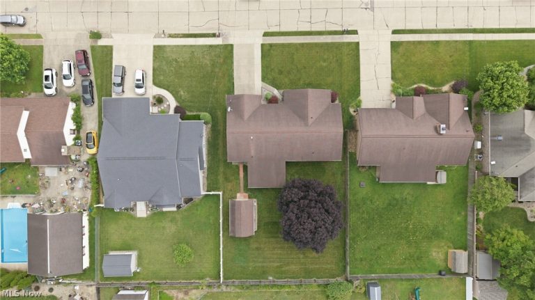 805 Ashberry Drive, Belpre, OH - Photo 4