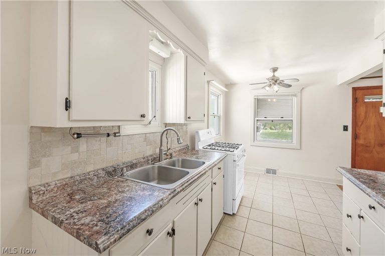 6150 Wareham Drive, Parma, OH - Photo 2