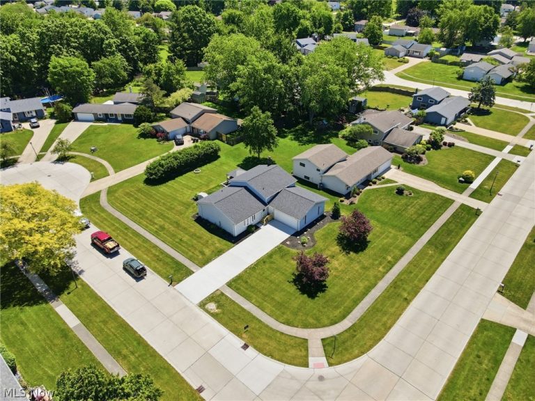 15677 Pinewood Drive, Strongsville, OH - Photo 4