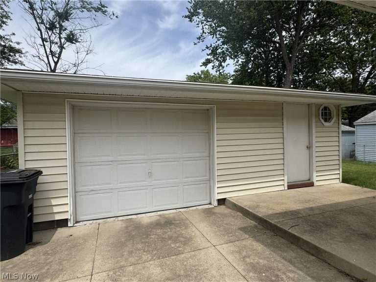905 Carnegie Avenue, Akron, OH - Photo 2