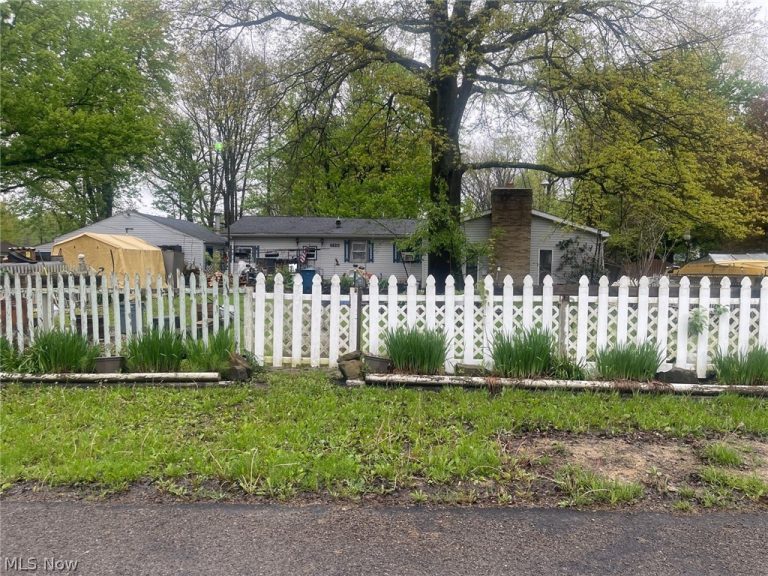 6820 Avon Street, Newton Falls, OH - Photo 2