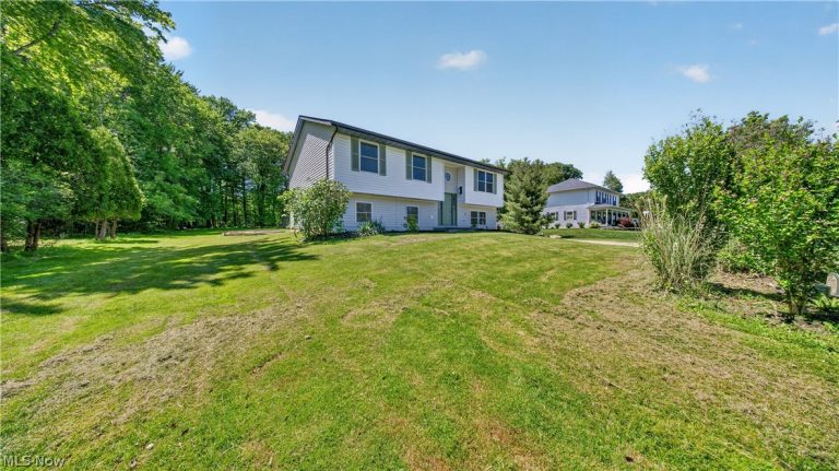 10142 Hillcrest Road, Kirtland, OH - Photo 2