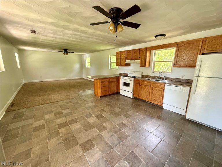 210 W Spring St, Marietta, OH - Photo 3