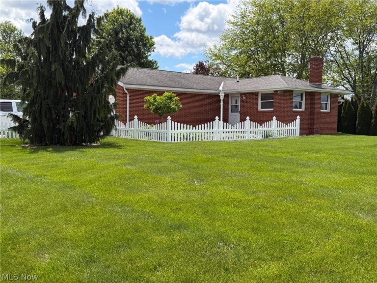 3215 Knollridge Circle, Canton, OH - Photo 3