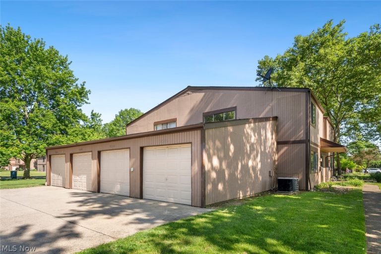 9588 Fernwood Drive, Olmsted Falls, OH - Photo 3