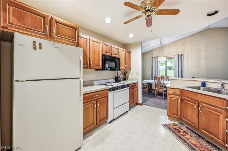 2160 Whispering Meadows, Warren, OH - Photo 3