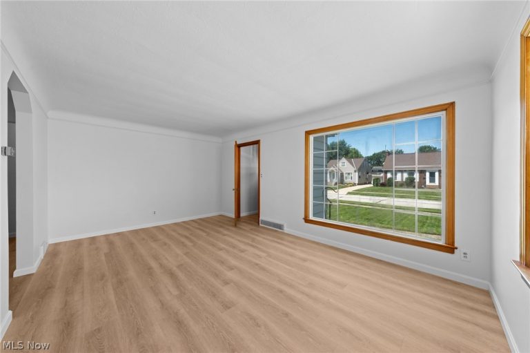8315 Manorford Drive, Parma, OH - Photo 8