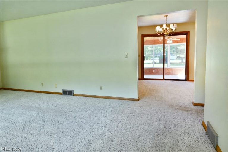 4975 Maple Drive, Vienna, OH - Photo 8