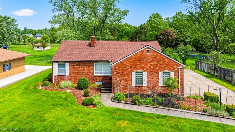 725 Chestnut Road, Seven Hills, OH, 44131