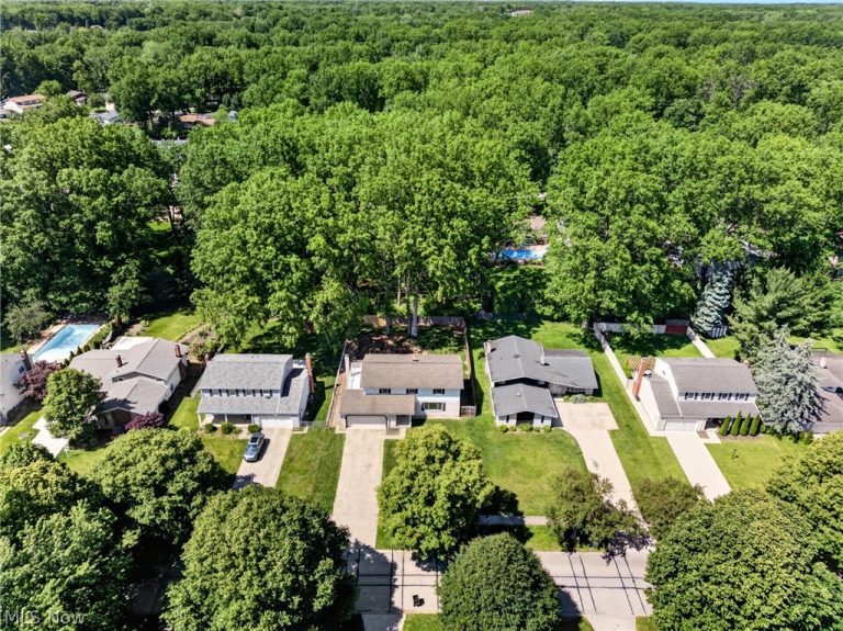 27864 Edgepark Boulevard, North Olmsted, OH - Photo 5