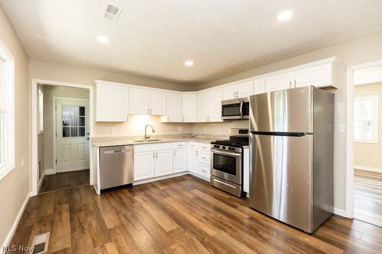 133 Coronado Court, Elyria, OH - Photo 8