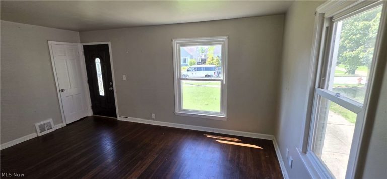 12605 Shady Oak Boulevard, Garfield Heights, OH - Photo 4