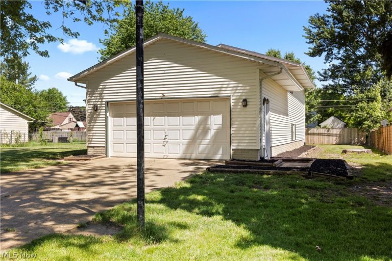 536 Fieldstone Drive, Amherst, OH - Photo 3