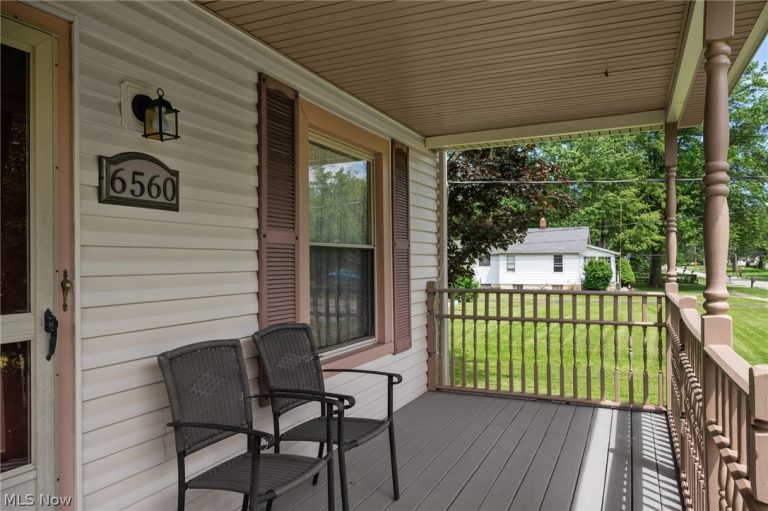 6560 Barton Road, North Olmsted, OH - Photo 2