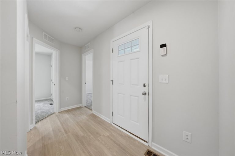 140 Wildflower Drive, Elyria, OH - Photo 4