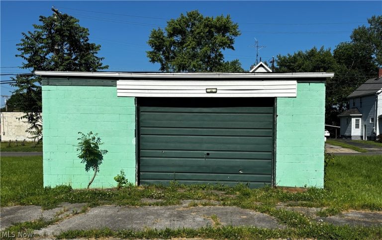 137 Wood Avenue, Niles, OH - Photo 3