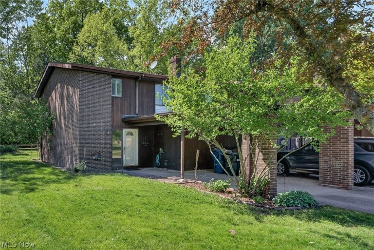 9582 Fernwood Drive, Olmsted Falls, OH, 44138