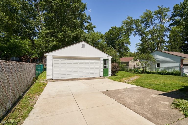 1056 Endicott Drive, Akron, OH - Photo 3