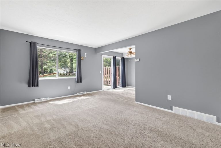 9582 Fernwood Drive, Olmsted Falls, OH - Photo 4
