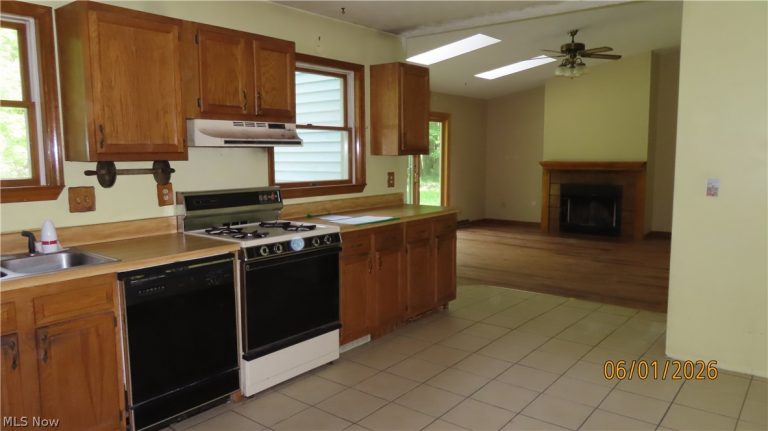 695 Morris Drive, Vermilion, OH - Photo 2