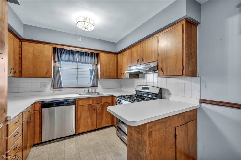 179 Caroline Street, Elyria, OH - Photo 5