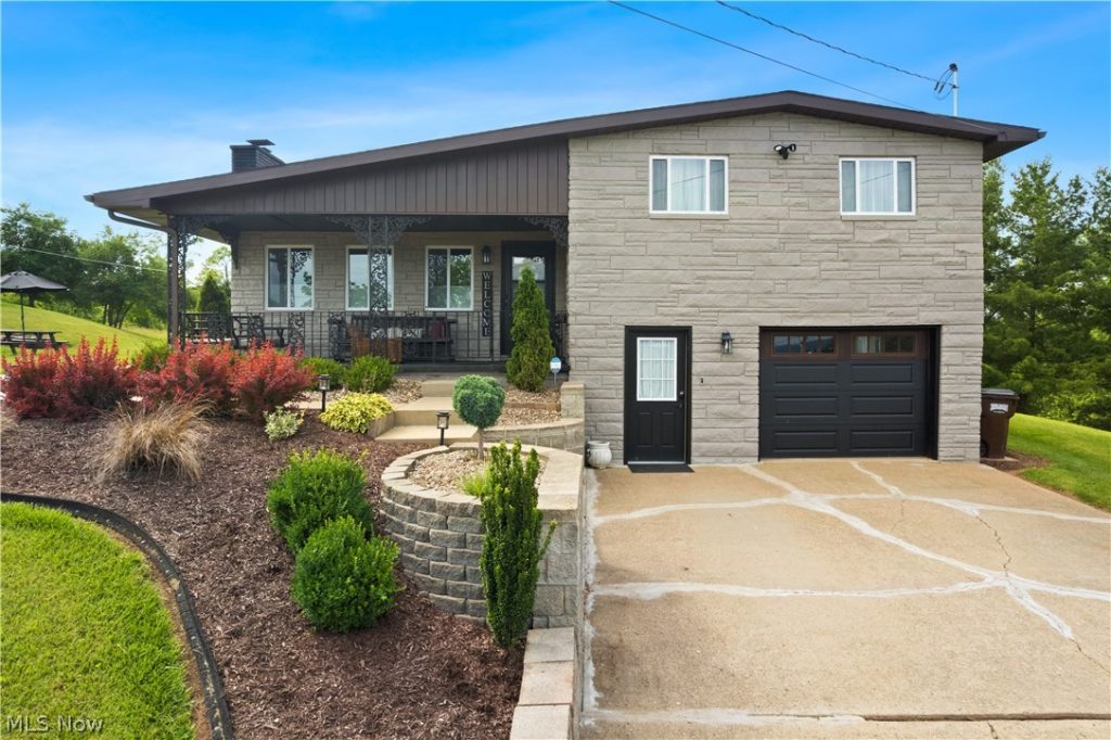 2506 Valley View Drive, Belpre, OH