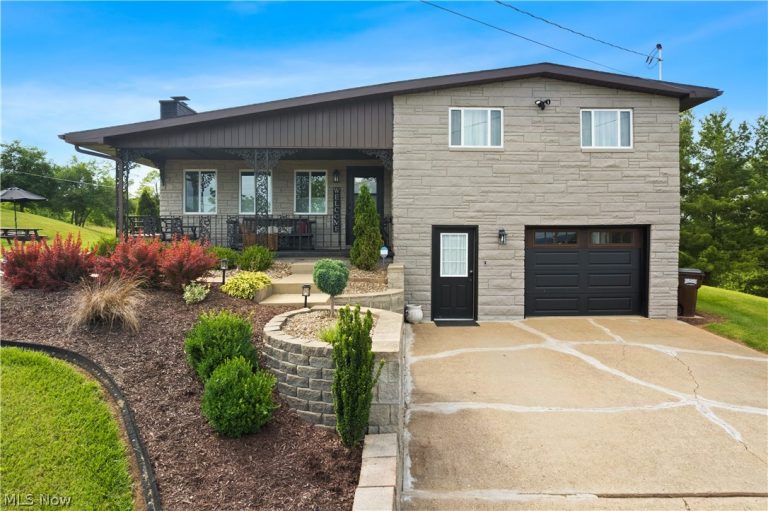 2506 Valley View Drive, Belpre, OH, 45714