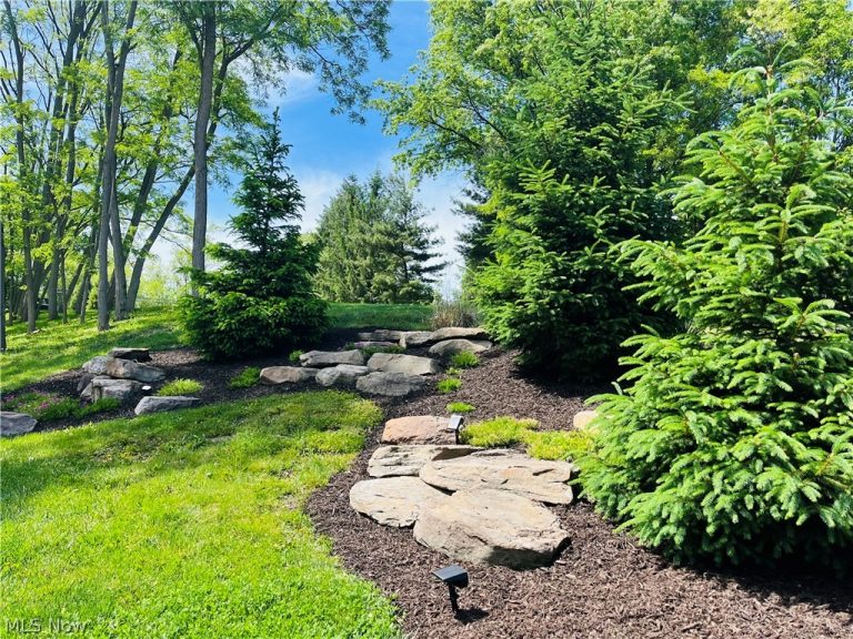35560 Ridgeway Lane, Willoughby, OH - Photo 6