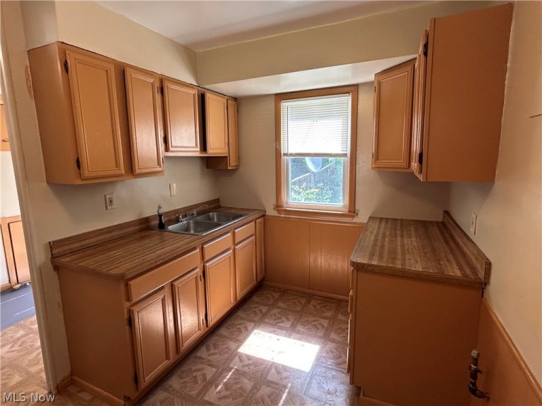 23338 Roger Drive, Euclid, OH - Photo 8