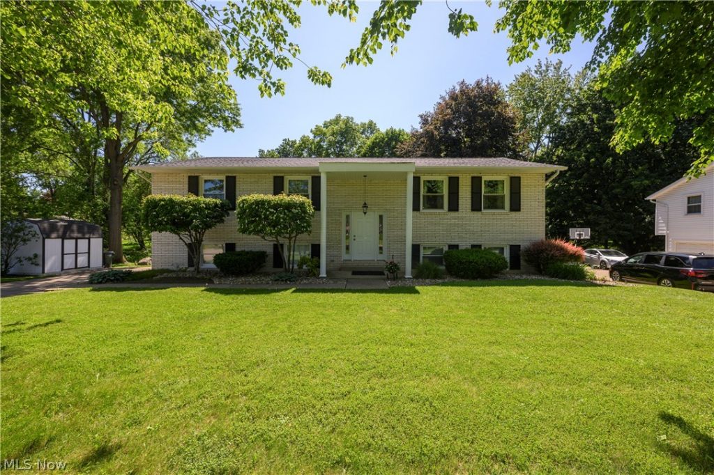 1300 Hyacinth Drive, North Canton, OH