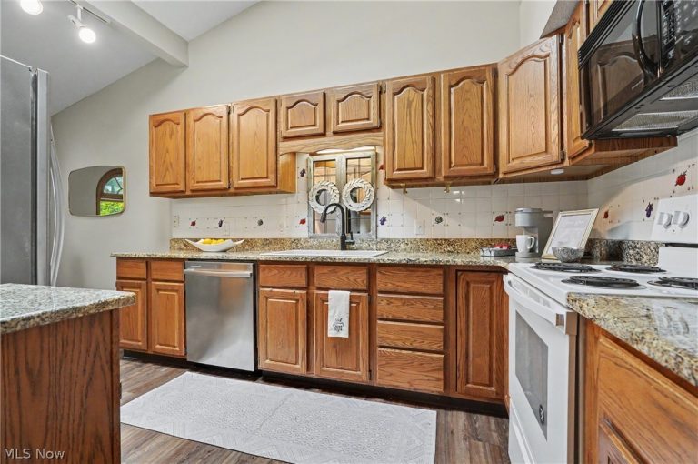 1904 Indian Hills Trail, Akron, OH - Photo 8