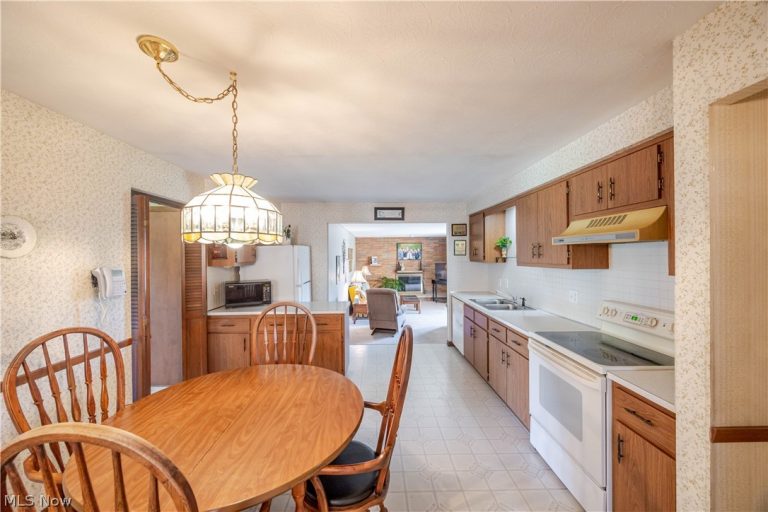 13899 Chippewa Trail, Middleburg Heights, OH - Photo 6