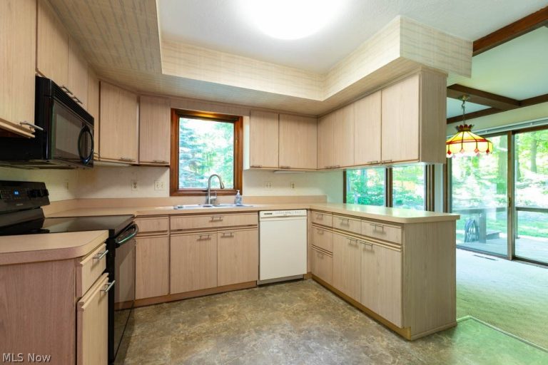 7360 Ledgewood Drive, Kirtland, OH - Photo 3