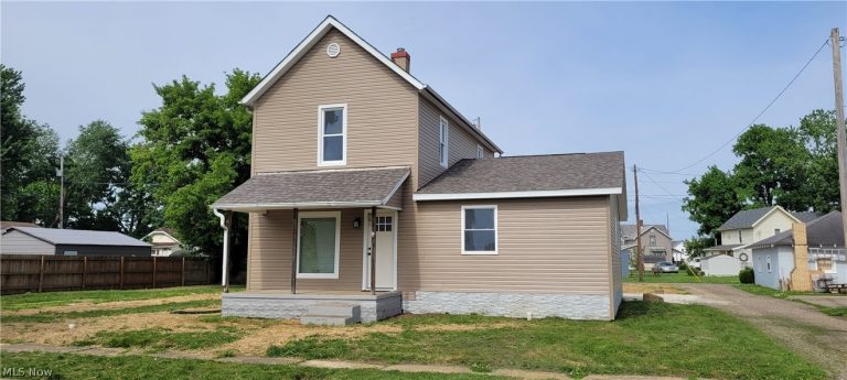 424 Tuscarawas Avenue, Newcomerstown, OH, 43832