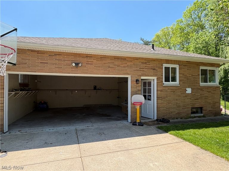 5646 Onaway Oval, Parma, OH - Photo 4