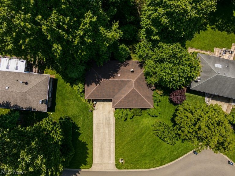 3856 Moonglo Street, Uniontown, OH - Photo 3