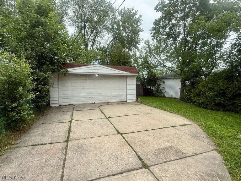 15811 Maplewood Avenue, Maple Heights, OH - Photo 4