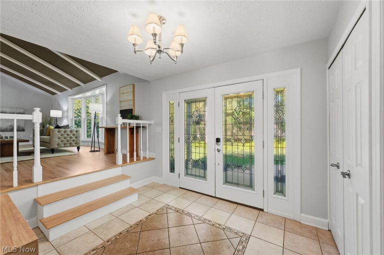 8662 Tanglewood Trail, Chagrin Falls, OH - Photo 3