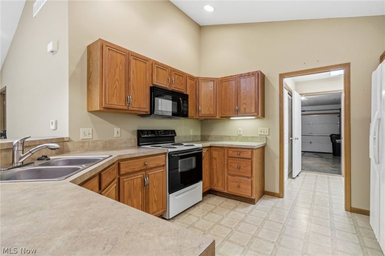 8717 Dublin Ridge Circle, Massillon, OH - Photo 6