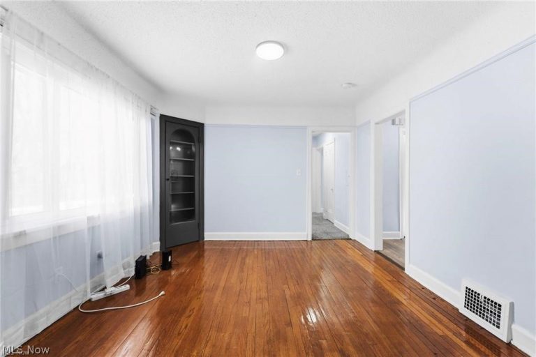 876 Eloise Drive #Upper, Cleveland Heights, OH - Photo 8