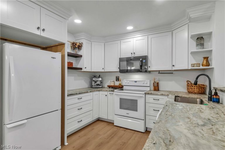 22946 Mastick Road #202, Fairview Park, OH - Photo 4