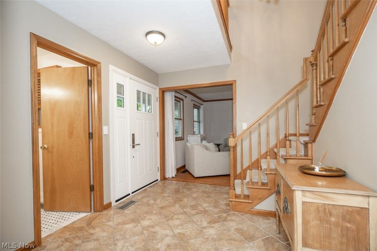 578 Red Oak Lane, Bay Village, OH - Photo 3