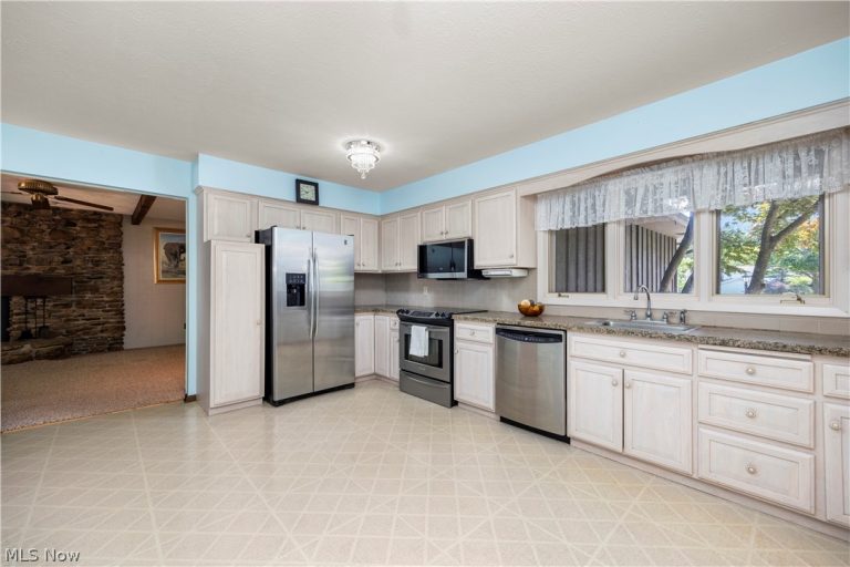 8636 Scarlet Oak Lane, Parma, OH - Photo 8