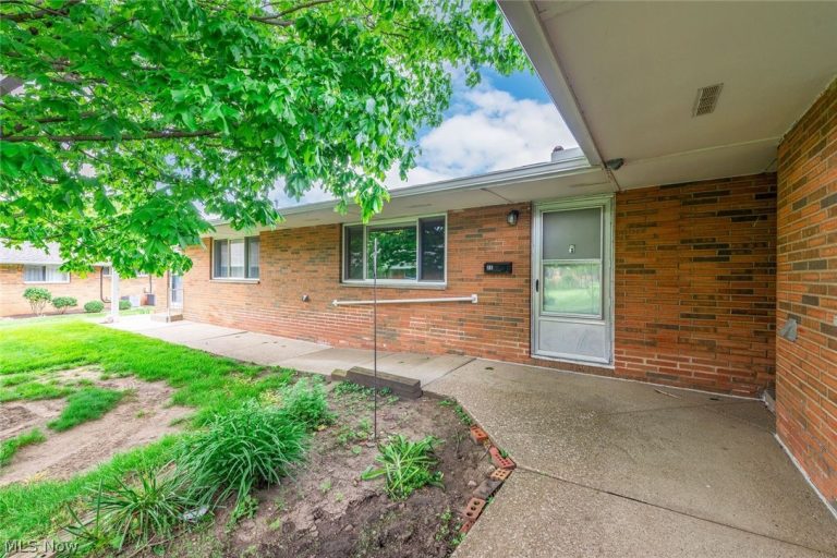 21834 River Oaks Drive #E2, Rocky River, OH, 44116