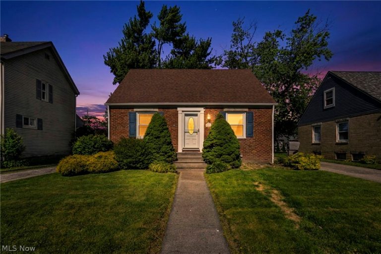 208 Longfellow Street, Elyria, OH - Photo 2