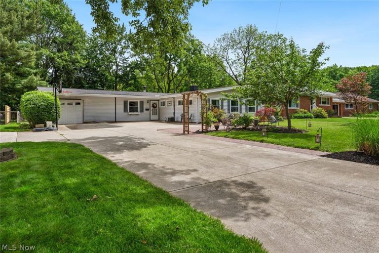8975 Lindberg Boulevard, Olmsted Falls, OH - Photo 2
