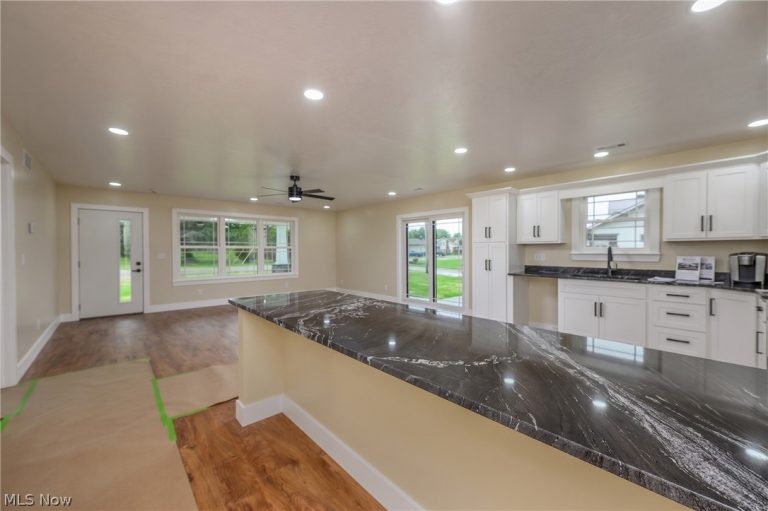 1545 Roanoke Avenue, Uhrichsville, OH - Photo 6