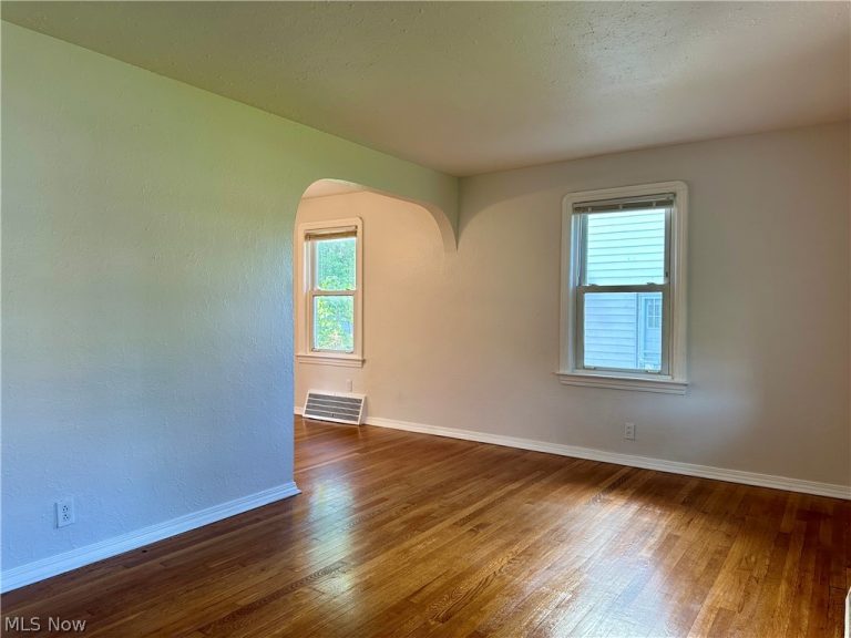 22571 Ivan Avenue, Euclid, OH - Photo 8