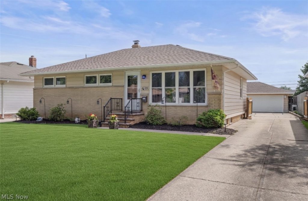 4599 Memphis Villas, Brooklyn, OH